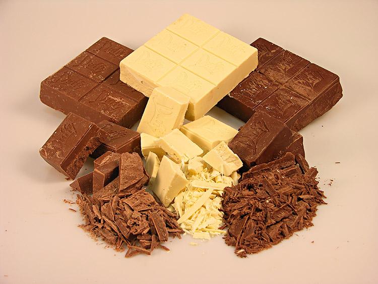 Chocolate branco e ao leite, em raspas e em pedaços.