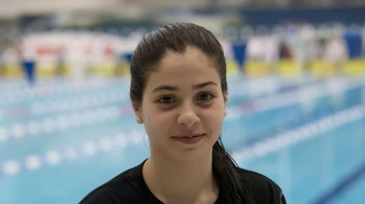 Yusra Mardini nadadora refugiada Síria em frente a piscina