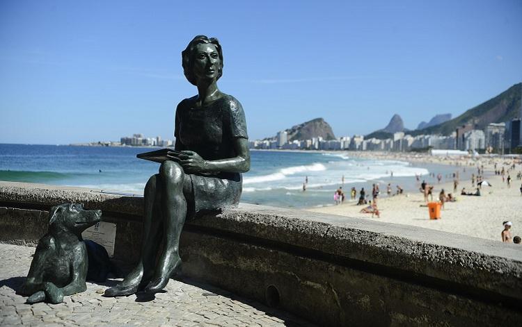 Rio de Janeiro - Estátua da escritora Clarice Lispector e seu cão Ulisses no Leme. 