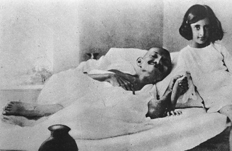 Mahatma Gandhi, deitado, pacifista, Indira Gandhi, criança