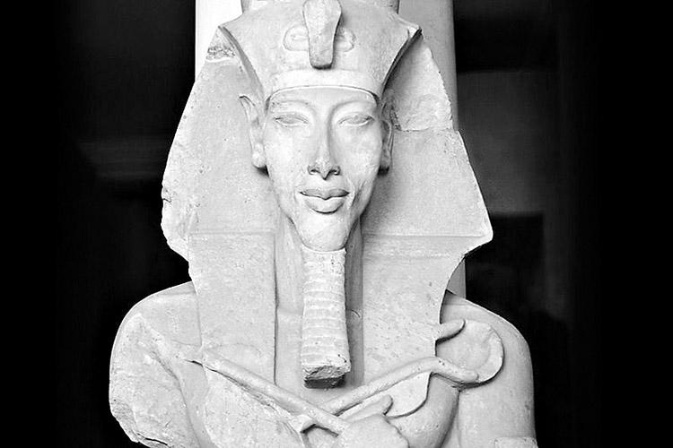 estátua faraó Aquenaton