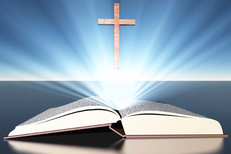 Bíblia com cruz e luz ao fundo