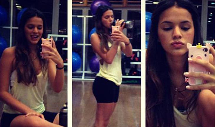 Três fotos de Bruna Marquezine no espelho da academia
