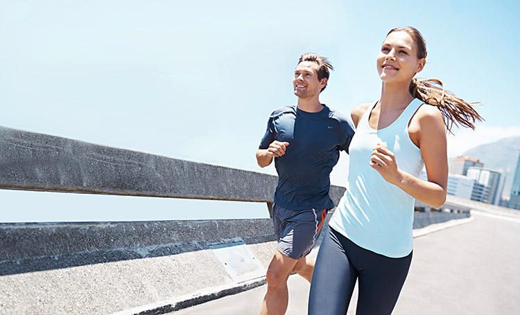 Homem e mulher correndo juntos, atividades físicas