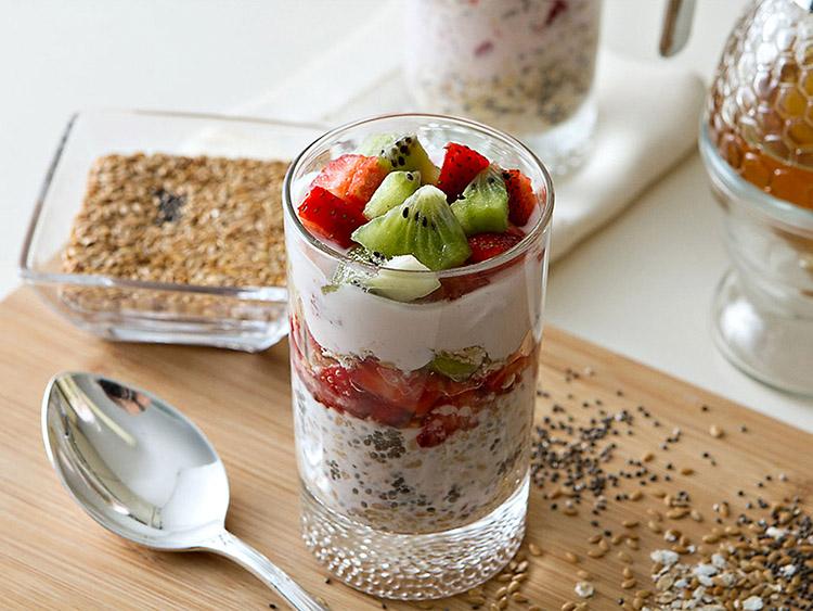 iogurte-cereal-vidro-colher-graos-frutas-copo