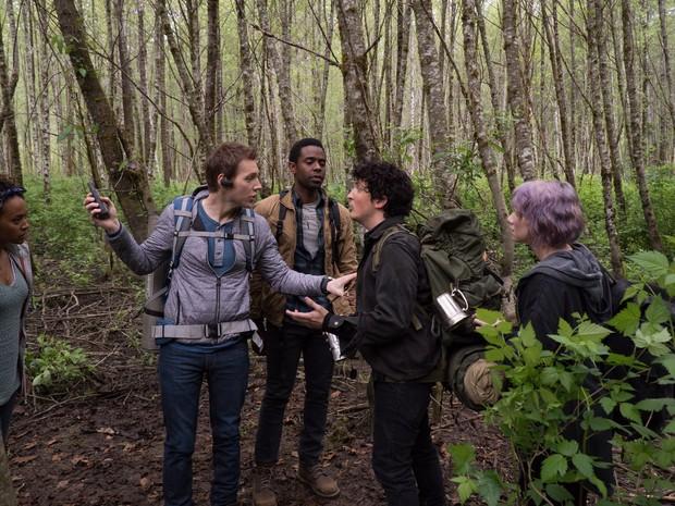Personagens discutindo na floresta no filme Bruxa de Blair