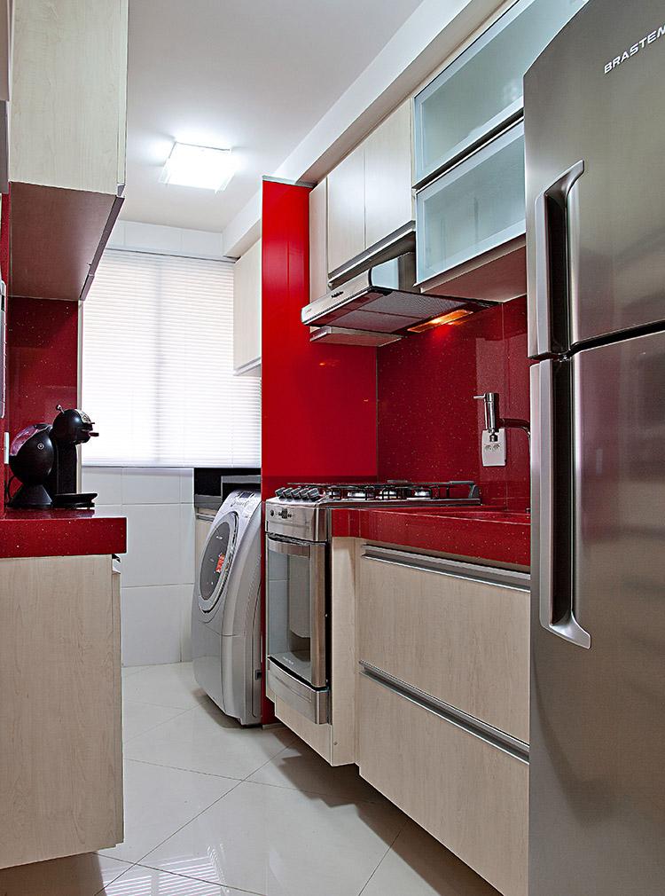 Lavanderia vermelha integrada cozinha