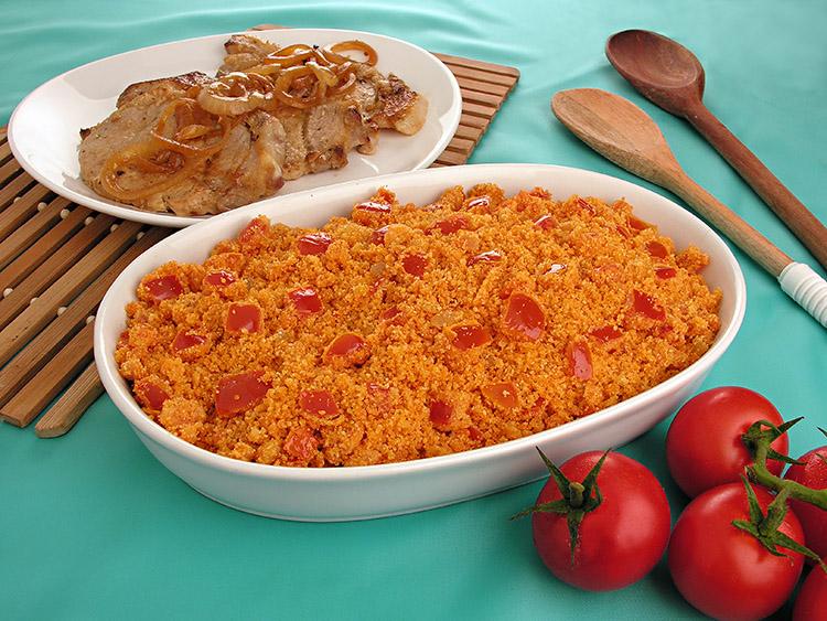 farofa-tomate-colher-prato-mesa