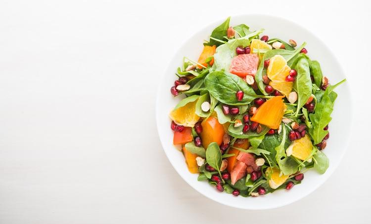 Salada de frutas e verduras, comida saudável, fundo branco