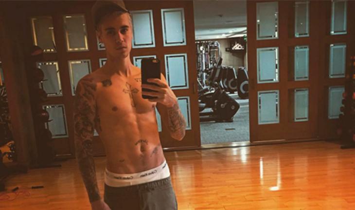 Justin Bieber, sem camisa, tira foto no espelho da academia