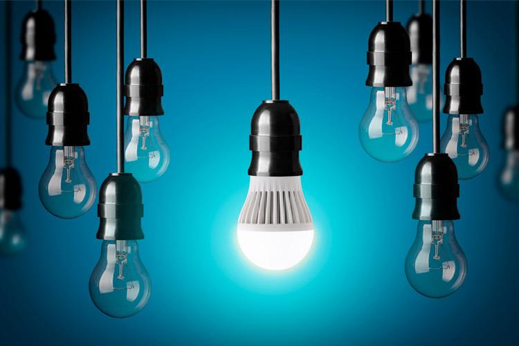 Dez lâmpadas elétricas penduradas contribuindo para o uso de benjamin