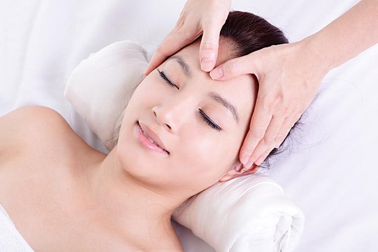 terapias-mulher-deitada-massagem-massoterapia-relaxando-olhos-fechados