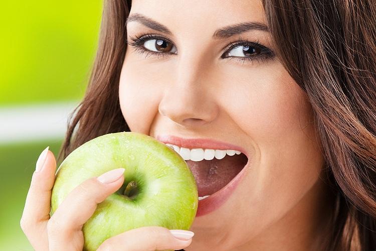 mulher-comendo-maçã - benefício cérebro