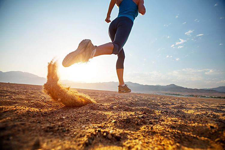 Correr na areia proporciona mais benefícios ao organismo