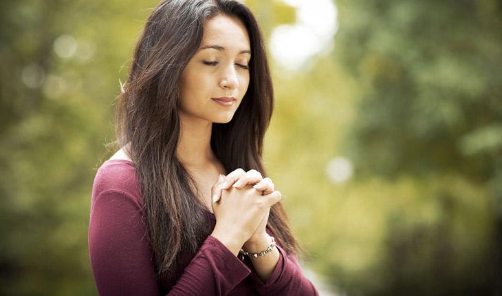 mulher orando tranquila