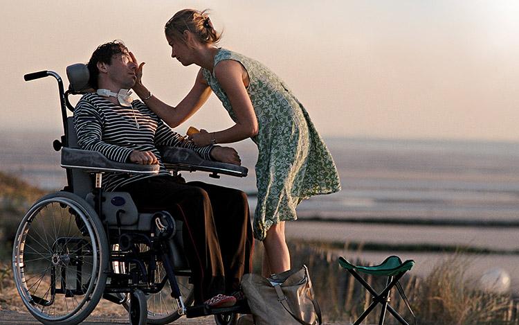 homem cadeira rodas paralisia mulher cuidando