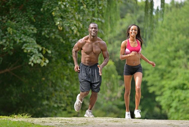 Homem e mulher, correndo, ginástica, exercícios, atividades físicas