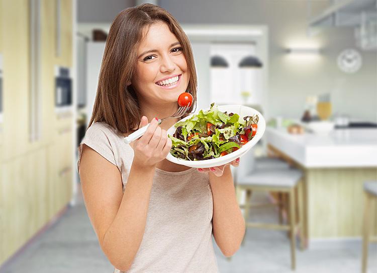 mulher comendo salada