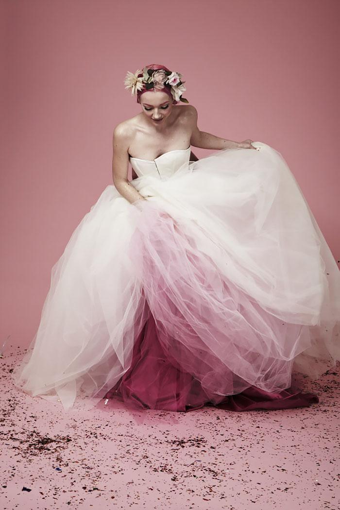 Vestido de noiva pintado de rosa com fundo branco
