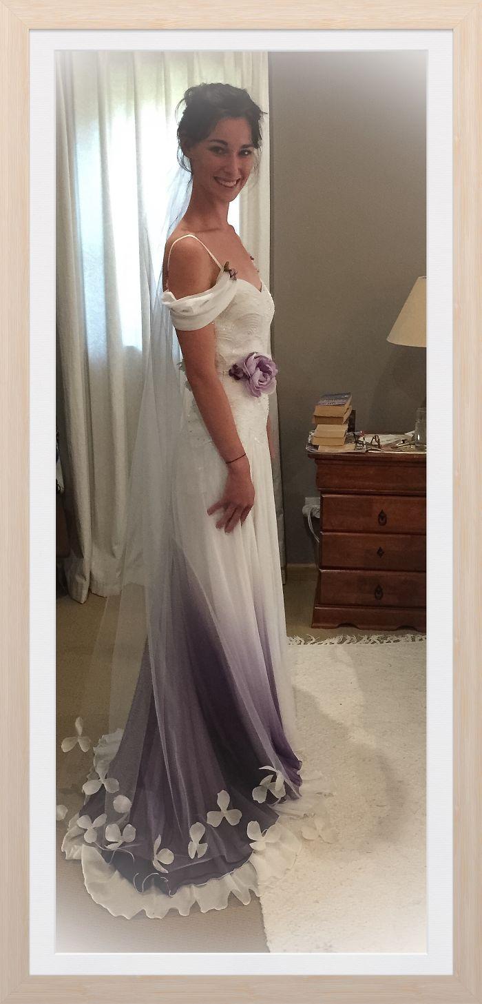 Noiva se preparando para o casamento com vestido tingido de roxo em baixo
