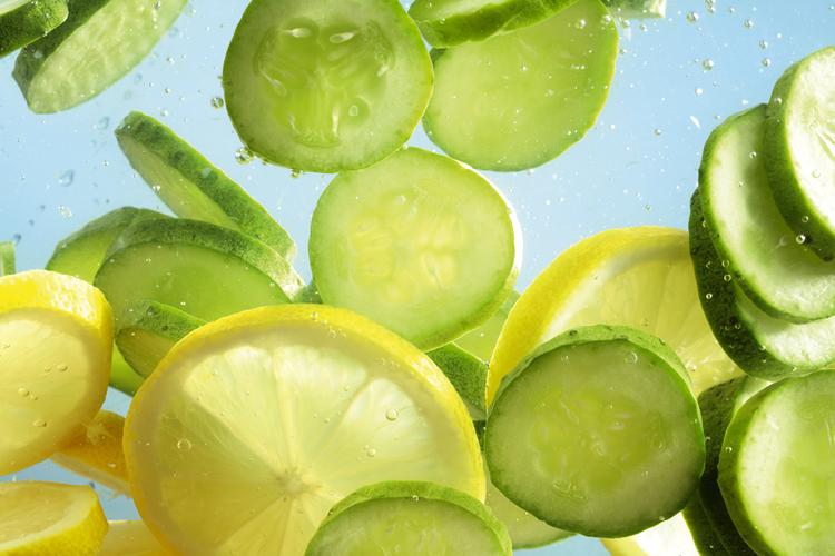 Limão e pepino, alimentos comuns nas águas detox 
