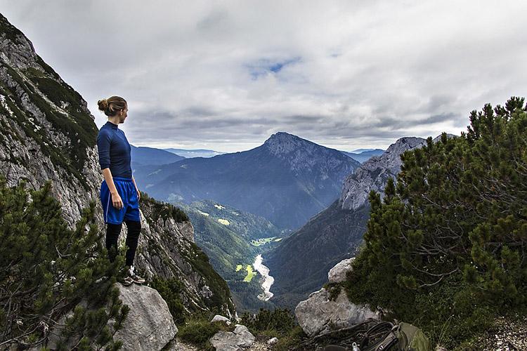 arriscar mulher aventura olhando montanha