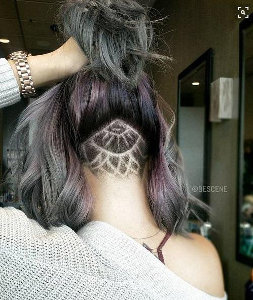 mulher com cabelo colorido e tatuagem na nuca