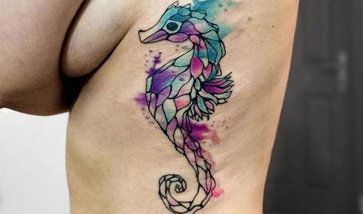 tatuagem aquarela de cavalo marinho