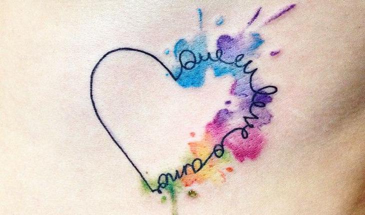 tatuagem aquarela de frase em formato de coração
