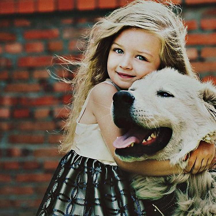 Menina abraçando cachorro