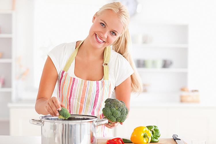 mulher-cozinhando-panela-alimentos-cozinha-brocolis-pimentao