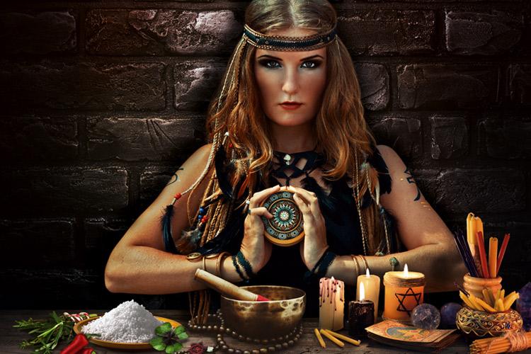 mulher loira em uma mesa com ingredientes para fazer rituais