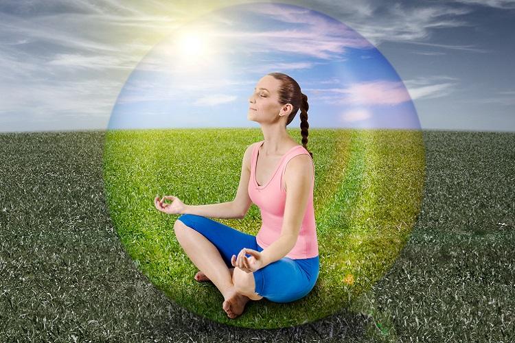 mulher-meditação-paisagem-campo-sol-grama