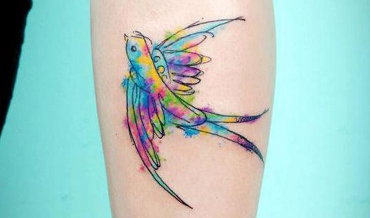 tatuagem aquarela de pássaro