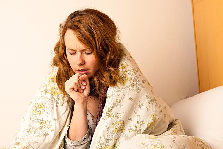 Laringotraqueobronquite: mulher tossindo sentindo frio