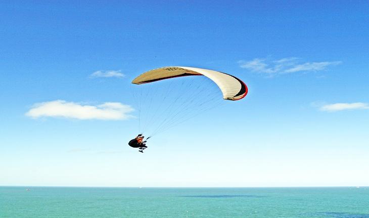 Imagem de uma pessoa praticando voo livre em Balneário Camboriú