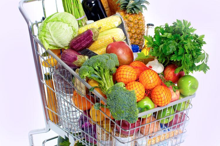 Carrinho de supermercado com legumes e frutas