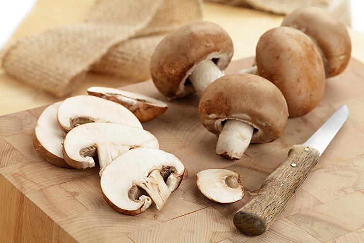 cogumelos-faca-tabua-toalha-alimento-umami