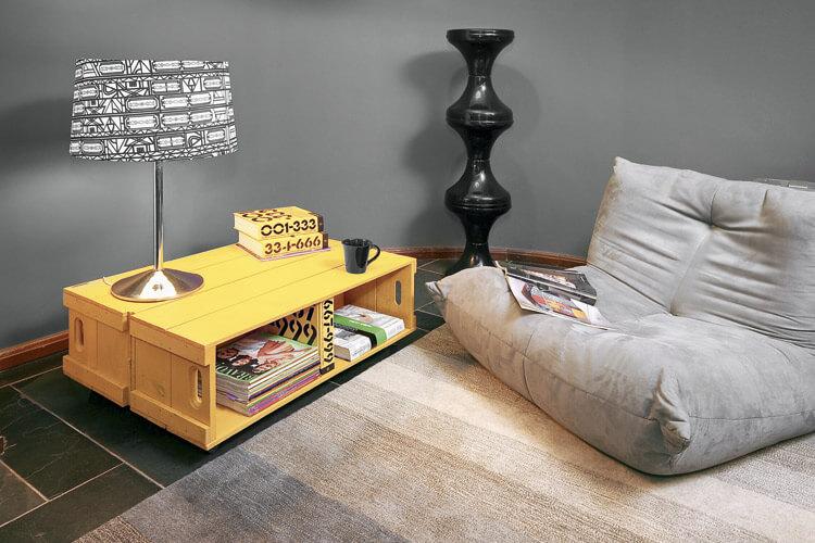 Sala de leitura com decoração sustentável com um móvel feito de caixotes de madeira de reflorestamento