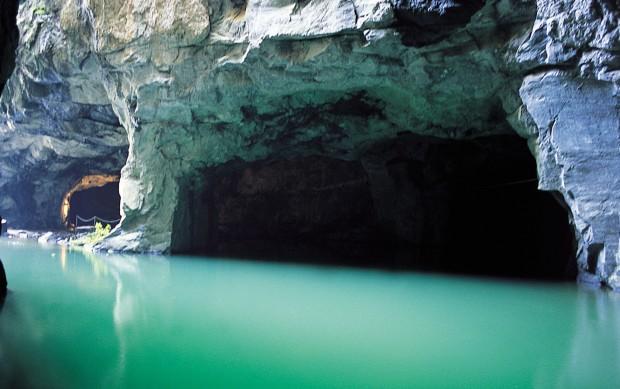 gruta com água cristalina