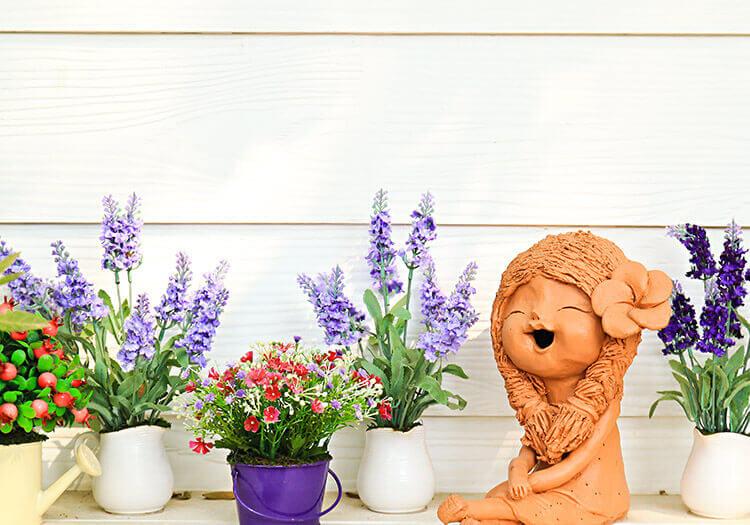 Vasos de flores que compõe um jardim em casa colorido