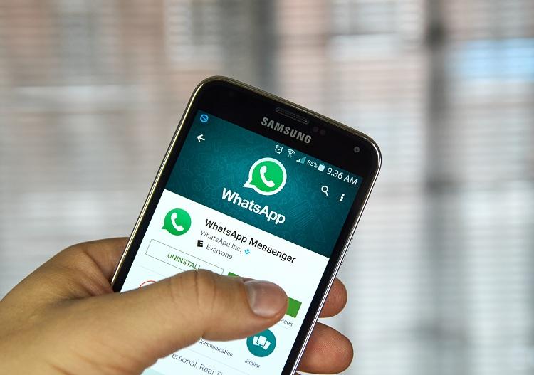 mao-segurando-celular-smartphone-android-aplicativo-mensagens-whatsapp