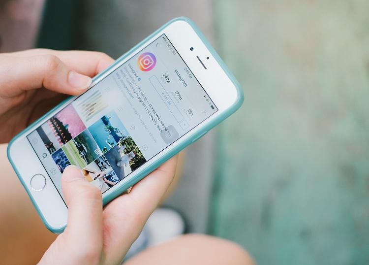 mao-segurando-celular-smartphone-aplicativo-instagram-instagram-stories