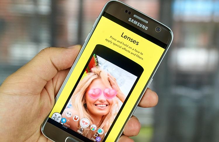 mao-segurando-celular-smartphone-aplicativo-snapchat