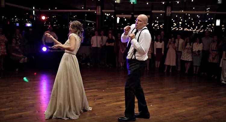 Noiva dançando com o pai no casamento