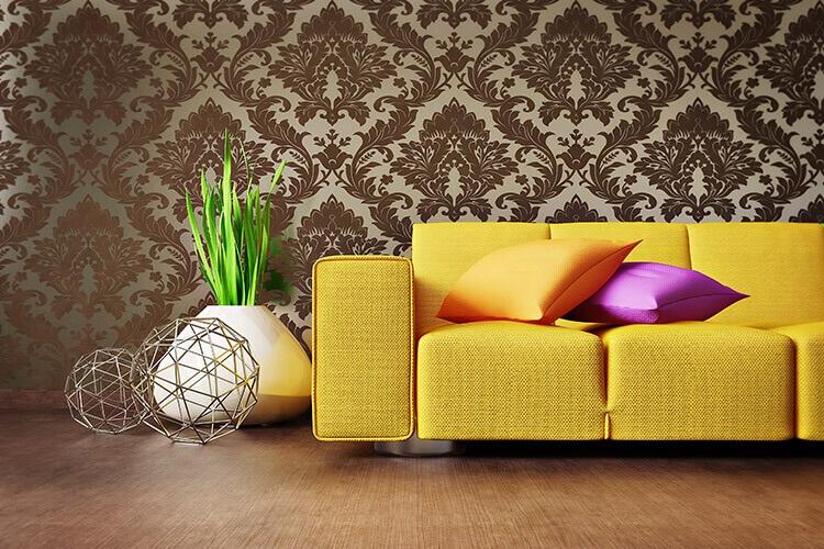 Sala com cores na decoração, sofá amarelo, almofadas colorida, papel de parede