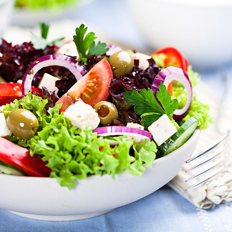 saladas de folhas e legumes crus