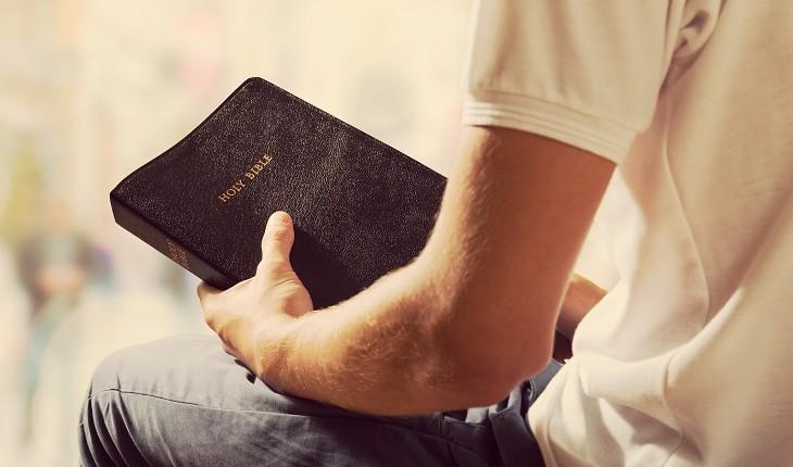 homem segurando uma bíblia