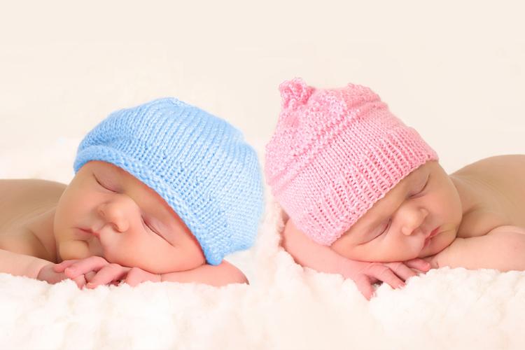 bebês recém-nascidos de touca rosa e azul