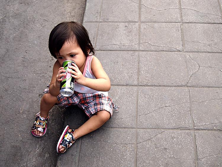 criança bebendo refrigerante